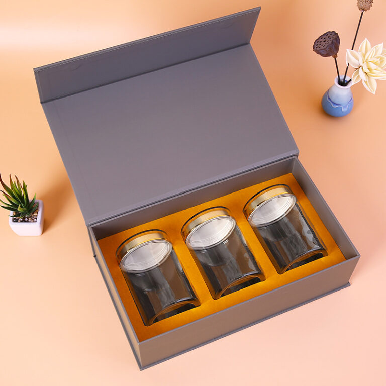 Magnetic closure boxes